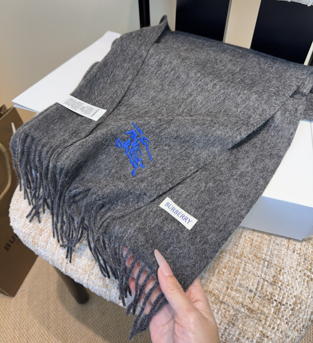 巴宝莉围巾❗️好看的要疯掉了，太有型太有魅力了❗️❗️非常斯文时尚的秋冬单品！真的很喜欢，非常Class