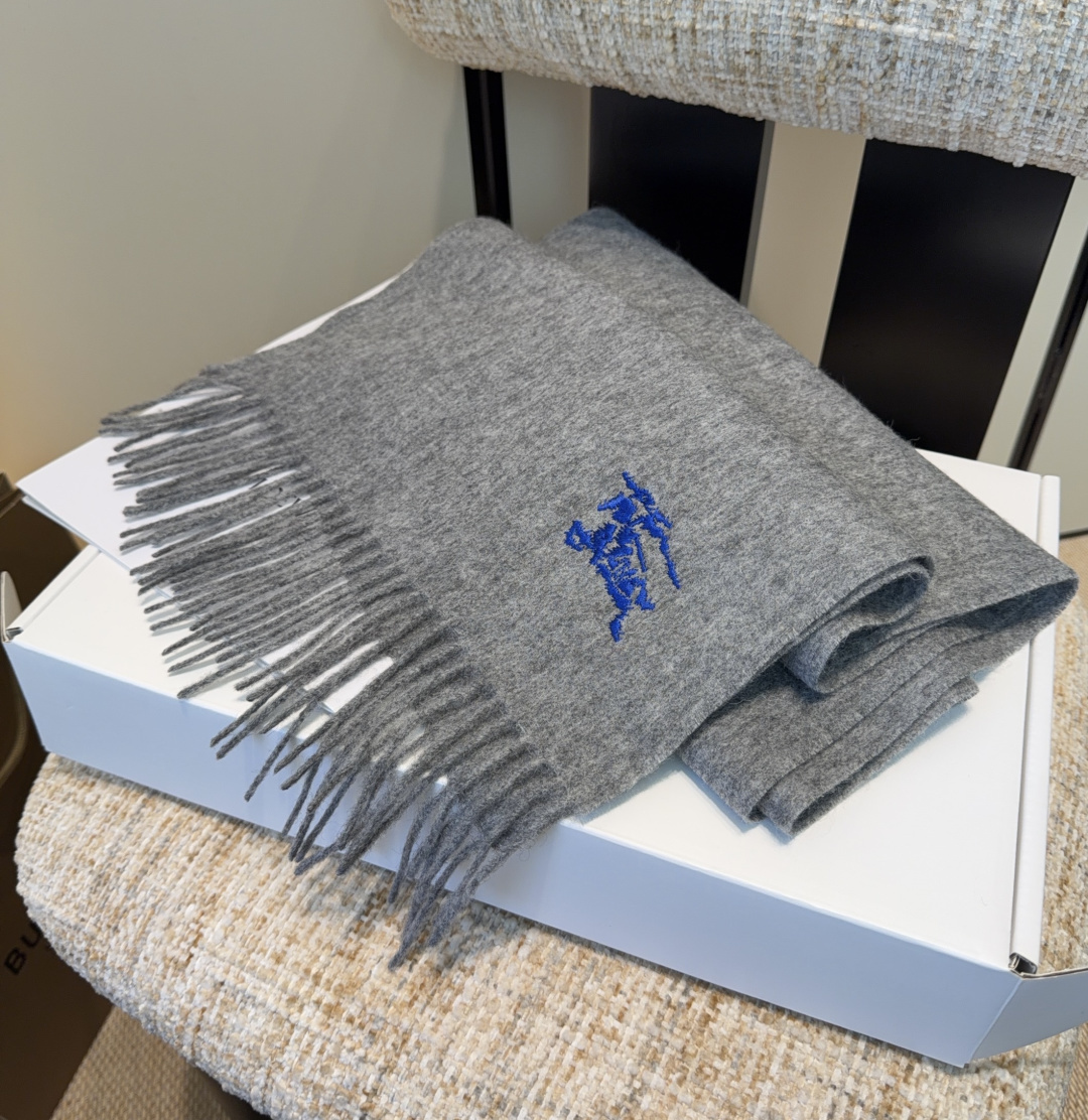 巴宝莉围巾❗️好看的要疯掉了，太有型太有魅力了❗️❗️非常斯文时尚的秋冬单品！真的很喜欢，非常Class