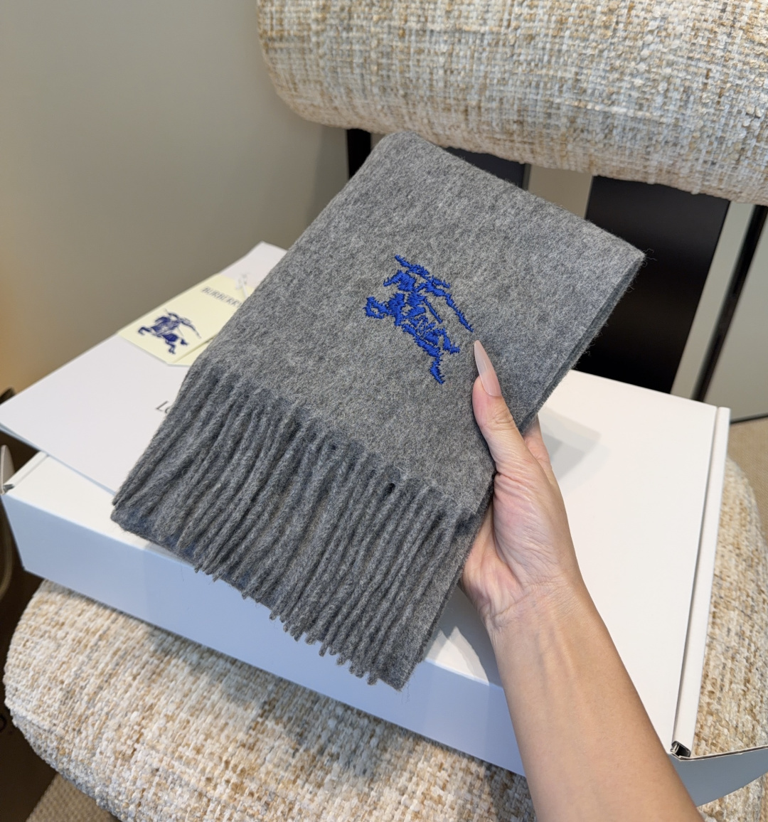 巴宝莉围巾❗️好看的要疯掉了，太有型太有魅力了❗️❗️非常斯文时尚的秋冬单品！真的很喜欢，非常Class