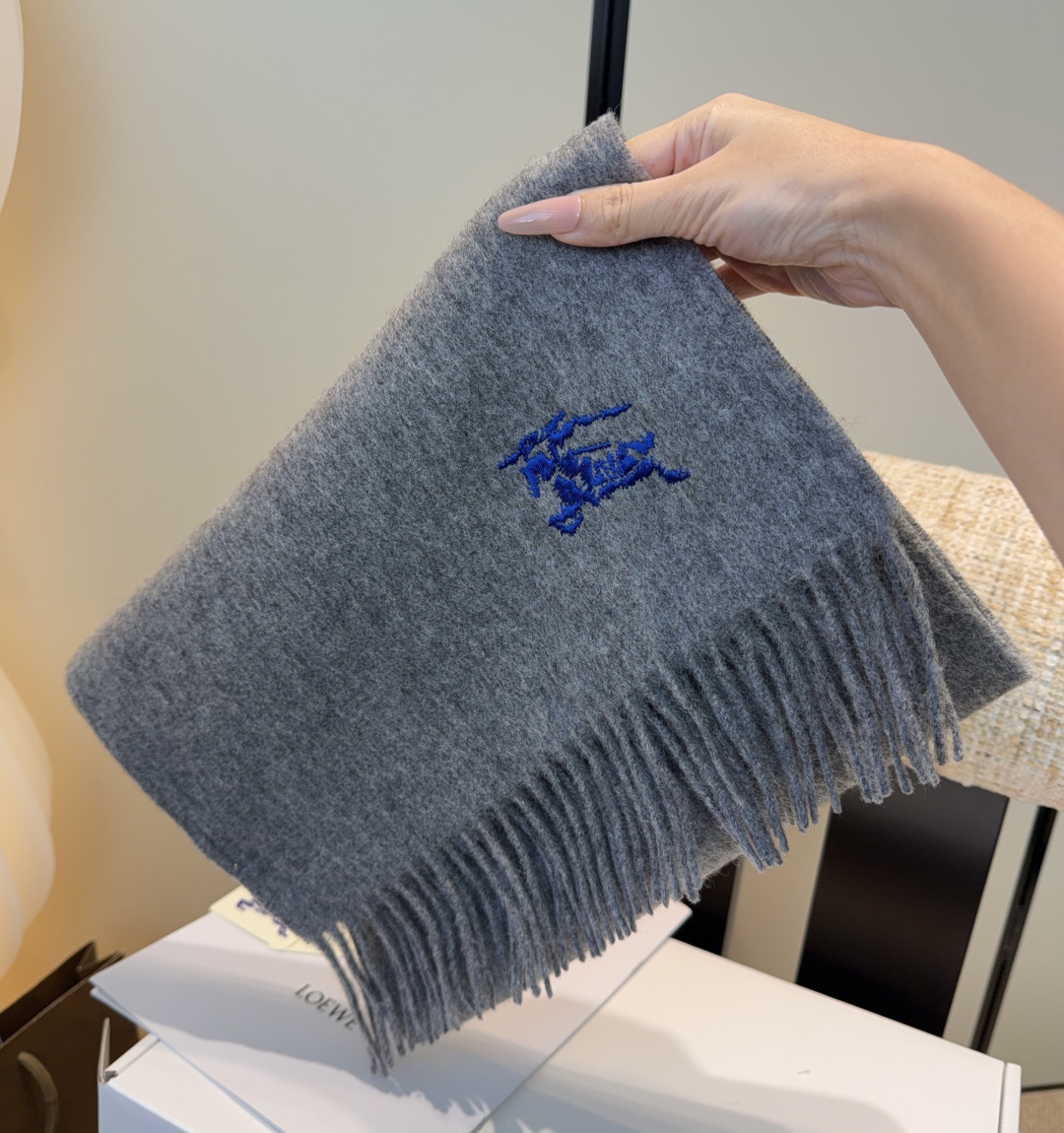 巴宝莉围巾❗️好看的要疯掉了，太有型太有魅力了❗️❗️非常斯文时尚的秋冬单品！真的很喜欢，非常Class