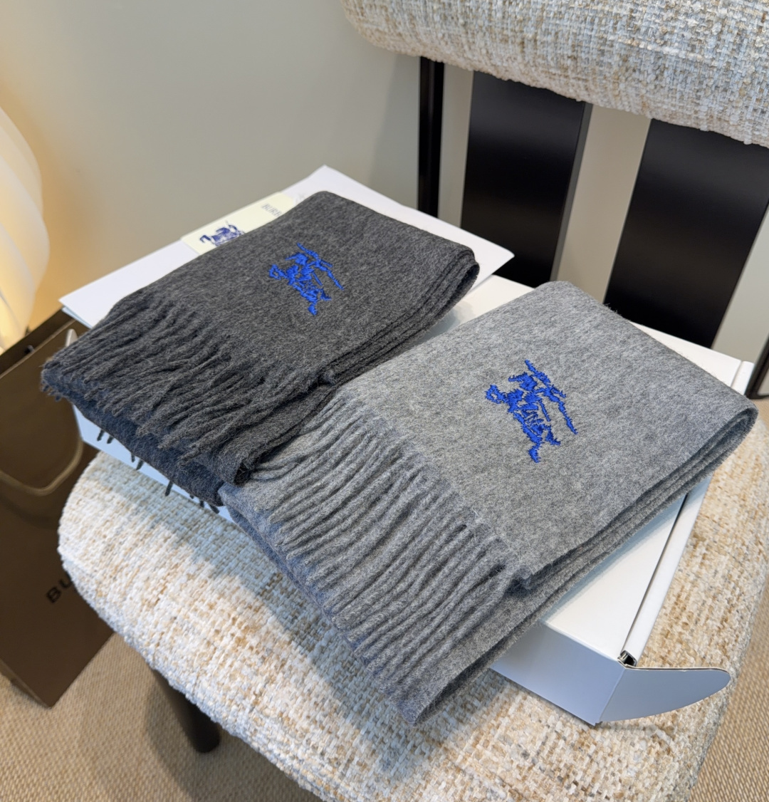 巴宝莉围巾❗️好看的要疯掉了，太有型太有魅力了❗️❗️非常斯文时尚的秋冬单品！真的很喜欢，非常Class