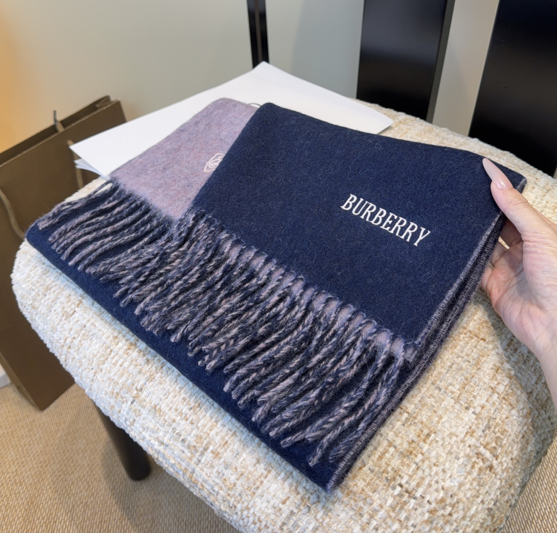 巴宝莉围巾❗️好看的要疯掉了，太有型太有魅力了❗️❗️非常斯文时尚的秋冬单品！真的很喜欢，非常Class