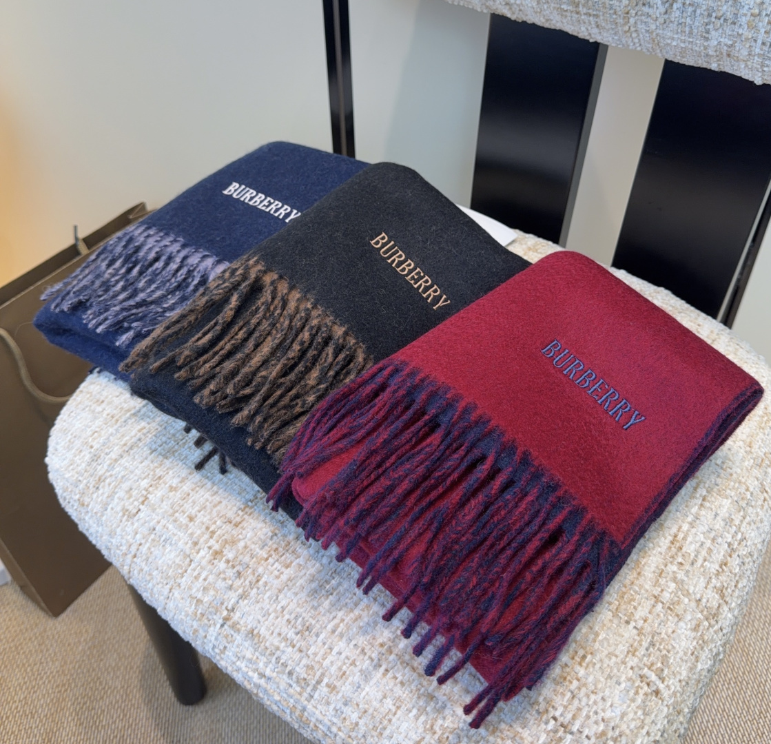 巴宝莉围巾❗️好看的要疯掉了，太有型太有魅力了❗️❗️非常斯文时尚的秋冬单品！真的很喜欢，非常Class