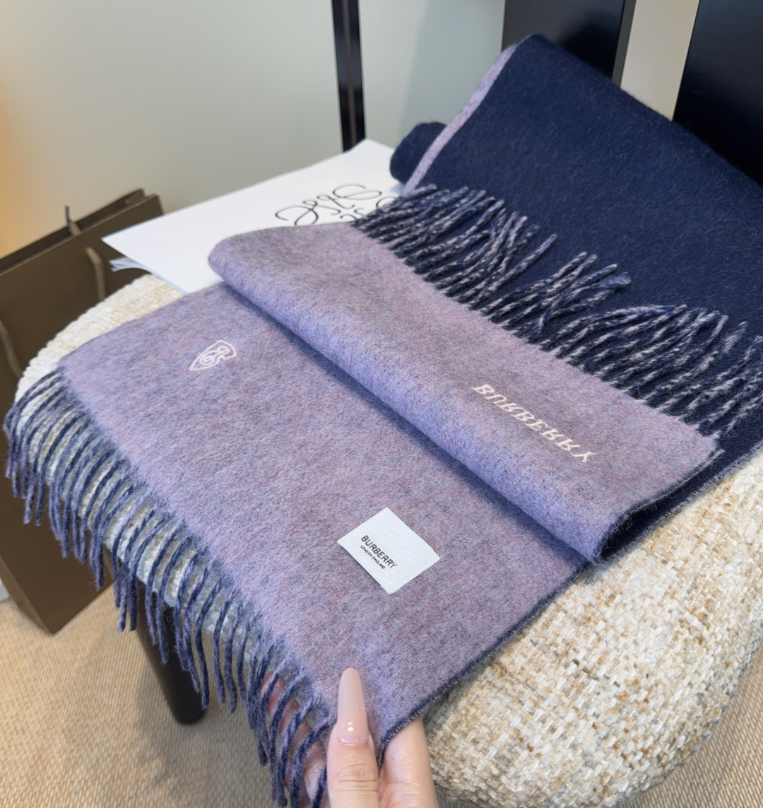 巴宝莉围巾❗️好看的要疯掉了，太有型太有魅力了❗️❗️非常斯文时尚的秋冬单品！真的很喜欢，非常Class