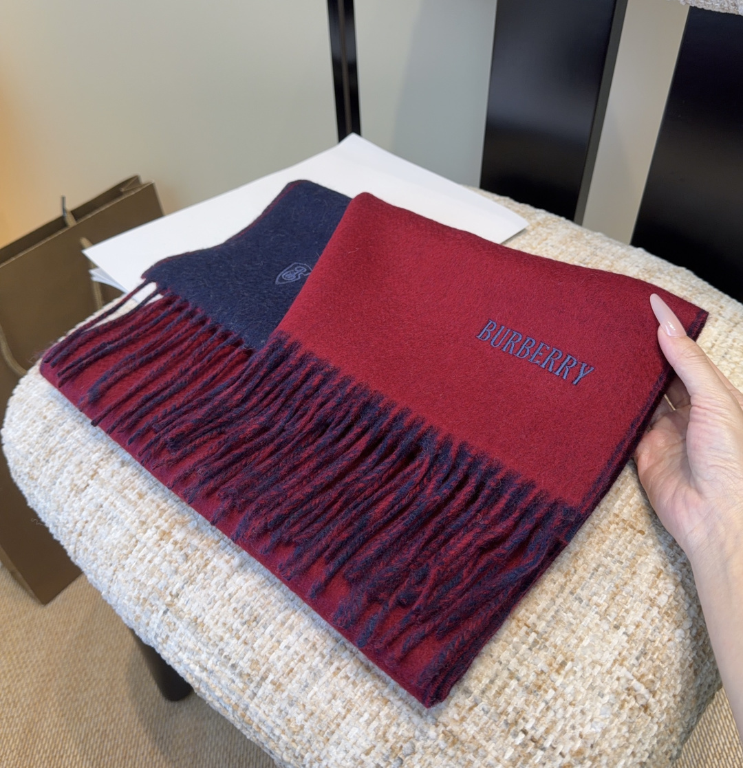 巴宝莉围巾❗️好看的要疯掉了，太有型太有魅力了❗️❗️非常斯文时尚的秋冬单品！真的很喜欢，非常Class