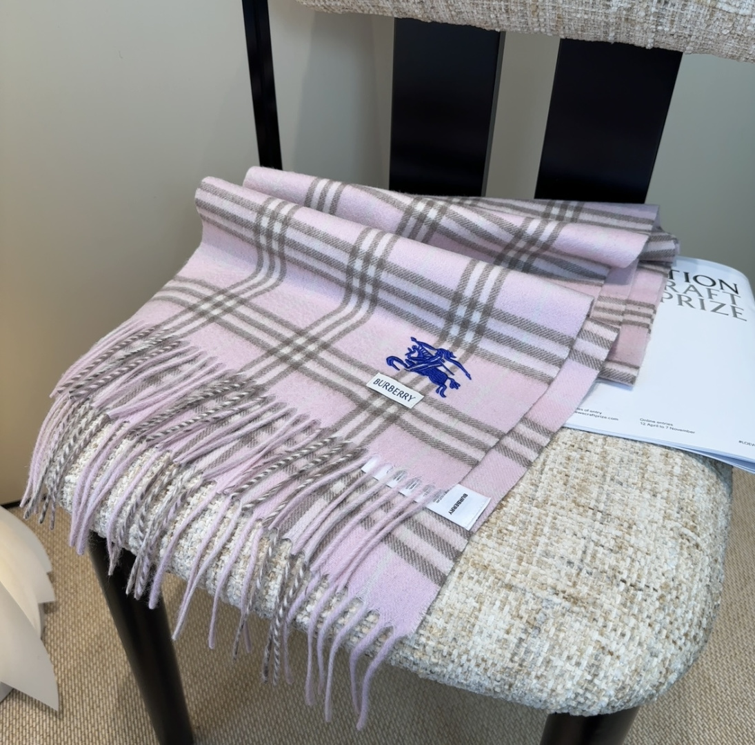 巴宝莉情侣款 美到要尖叫😱最新款🎊英伦欧美范儿 又是一款即时尚又实用的大围巾&长巾，🎆撞色的颜色搭配很协