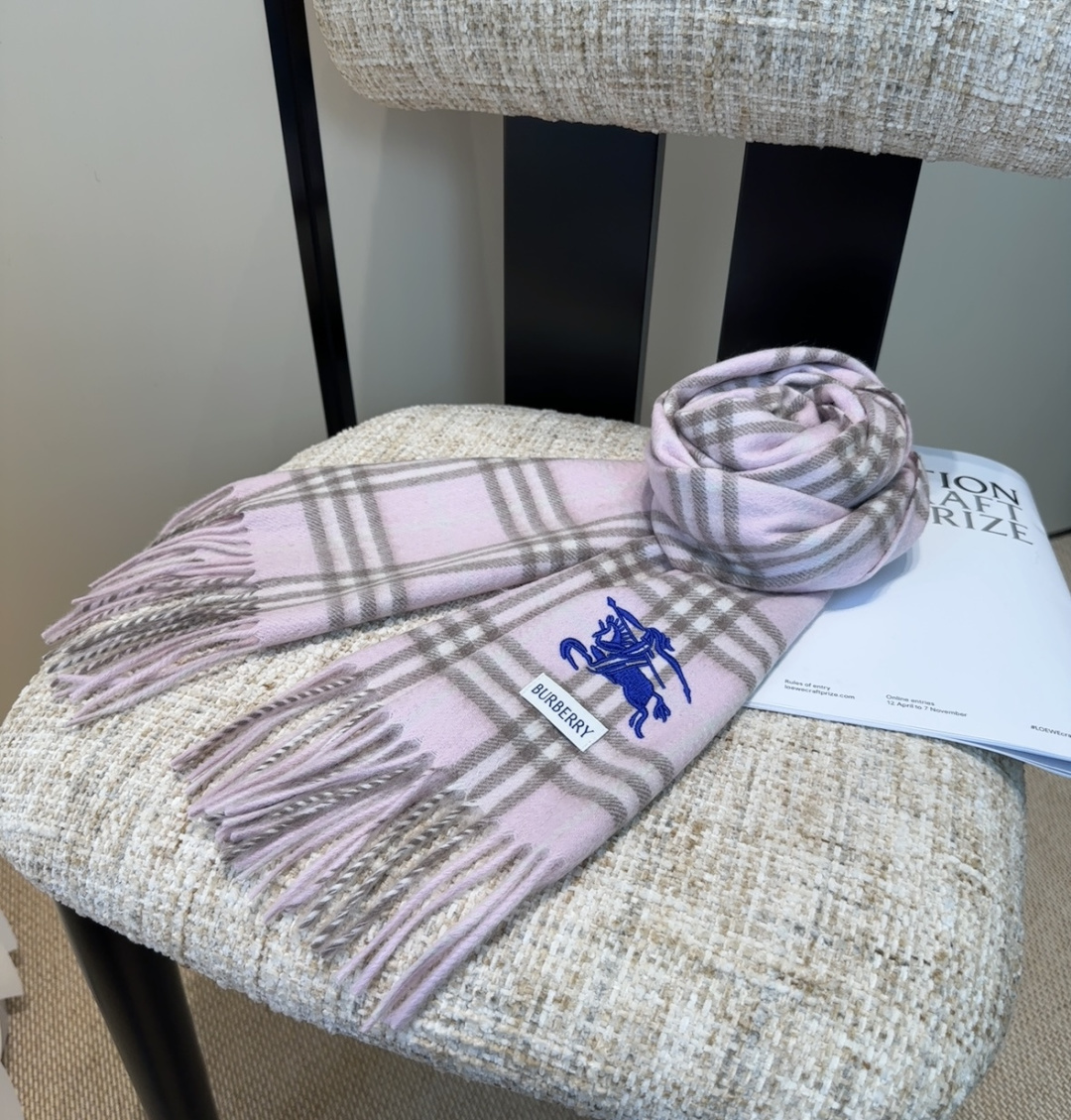 巴宝莉情侣款 美到要尖叫😱最新款🎊英伦欧美范儿 又是一款即时尚又实用的大围巾&长巾，🎆撞色的颜色搭配很协