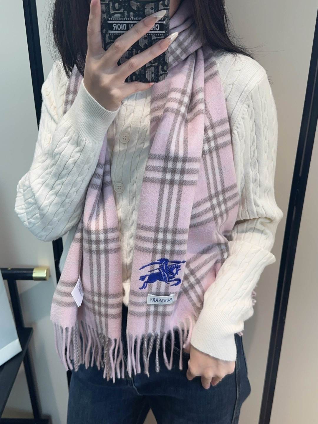 巴宝莉情侣款 美到要尖叫😱最新款🎊英伦欧美范儿 又是一款即时尚又实用的大围巾&长巾，🎆撞色的颜色搭配很协