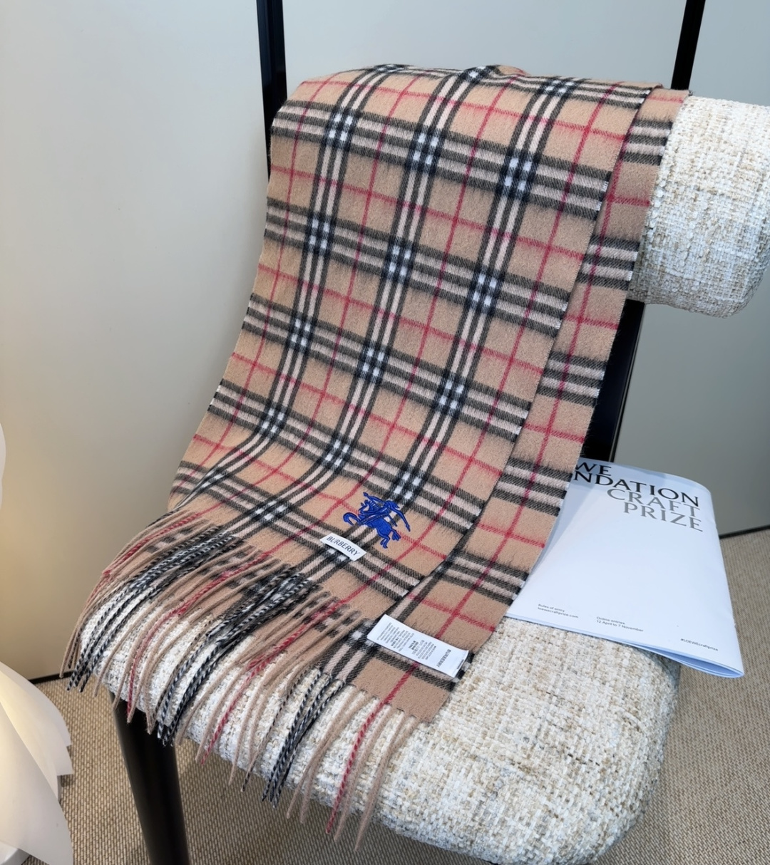 巴宝莉情侣款 美到要尖叫😱最新款🎊英伦欧美范儿 又是一款即时尚又实用的大围巾&长巾，🎆撞色的颜色搭配很协