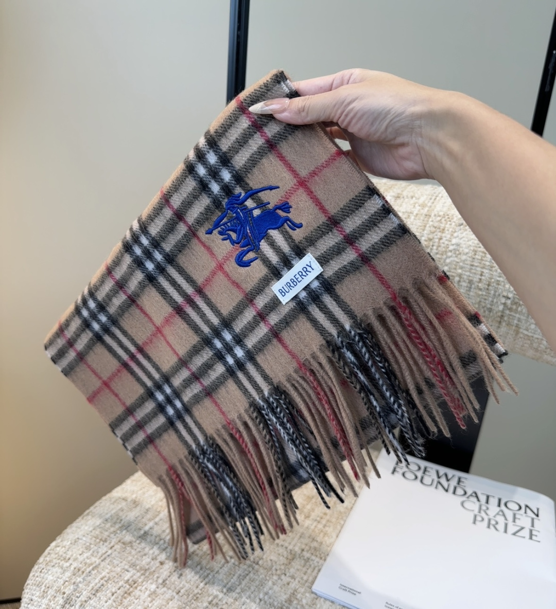 巴宝莉情侣款 美到要尖叫😱最新款🎊英伦欧美范儿 又是一款即时尚又实用的大围巾&长巾，🎆撞色的颜色搭配很协