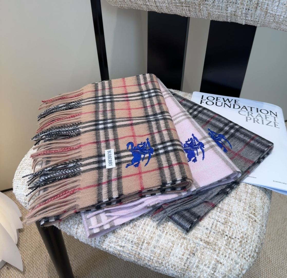 巴宝莉情侣款 美到要尖叫😱最新款🎊英伦欧美范儿 又是一款即时尚又实用的大围巾&长巾，🎆撞色的颜色搭配很协