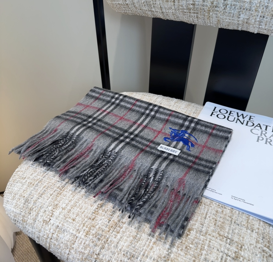 巴宝莉情侣款 美到要尖叫😱最新款🎊英伦欧美范儿 又是一款即时尚又实用的大围巾&长巾，🎆撞色的颜色搭配很协