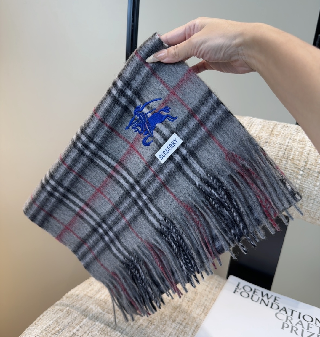 巴宝莉情侣款 美到要尖叫😱最新款🎊英伦欧美范儿 又是一款即时尚又实用的大围巾&长巾，🎆撞色的颜色搭配很协