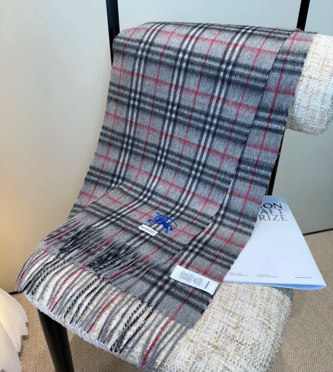 巴宝莉情侣款 美到要尖叫😱最新款🎊英伦欧美范儿 又是一款即时尚又实用的大围巾&长巾，🎆撞色的颜色搭配很协