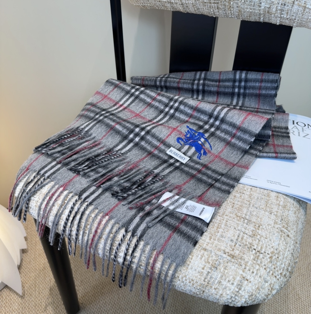 巴宝莉情侣款 美到要尖叫😱最新款🎊英伦欧美范儿 又是一款即时尚又实用的大围巾&长巾，🎆撞色的颜色搭配很协