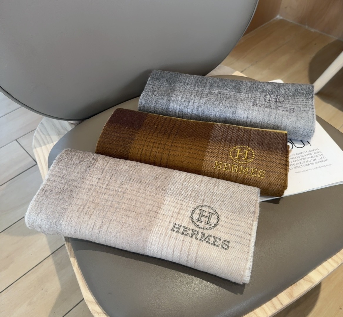 上新！Hermes · 爱马仕，大H难得一见的温柔配色，低调又不失优雅❗️】一条围巾两种风格搭配，高级舒