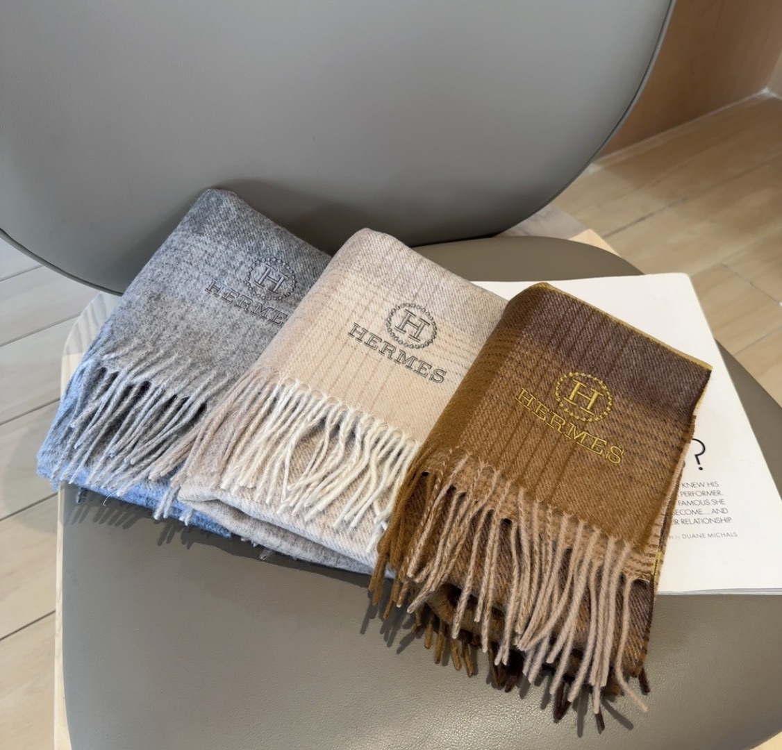 上新！Hermes · 爱马仕，大H难得一见的温柔配色，低调又不失优雅❗️】一条围巾两种风格搭配，高级舒