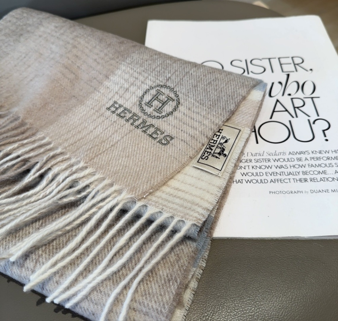 上新！Hermes · 爱马仕，大H难得一见的温柔配色，低调又不失优雅❗️】一条围巾两种风格搭配，高级舒