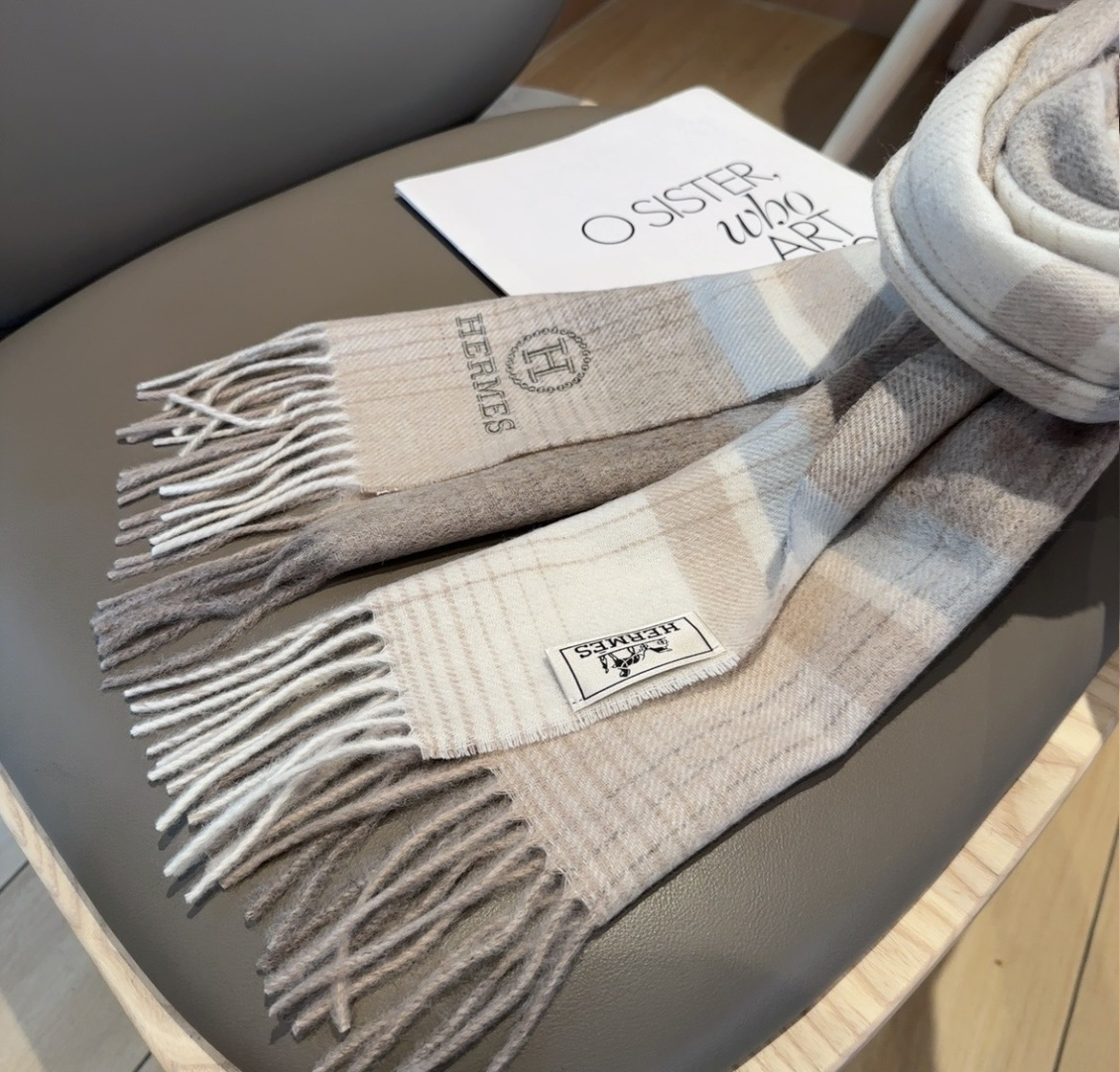 上新！Hermes · 爱马仕，大H难得一见的温柔配色，低调又不失优雅❗️】一条围巾两种风格搭配，高级舒