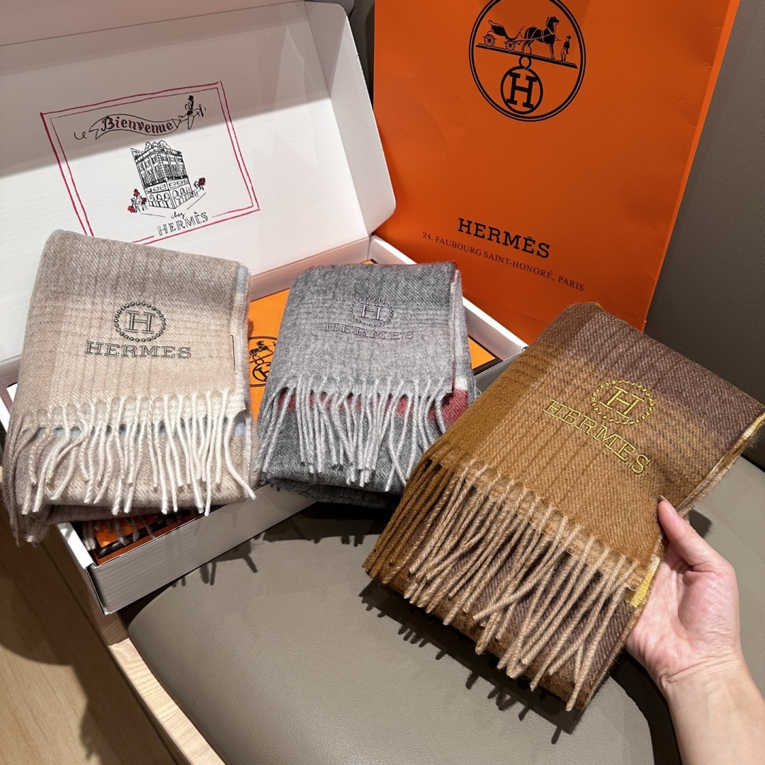 上新！Hermes · 爱马仕，大H难得一见的温柔配色，低调又不失优雅❗️】一条围巾两种风格搭配，高级舒