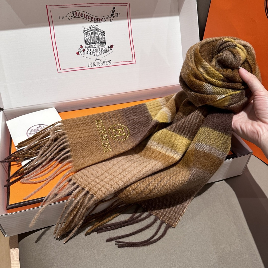 上新！Hermes · 爱马仕，大H难得一见的温柔配色，低调又不失优雅❗️】一条围巾两种风格搭配，高级舒