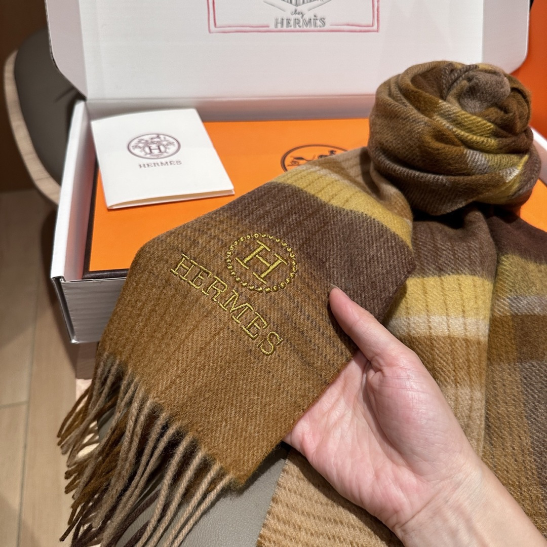 上新！Hermes · 爱马仕，大H难得一见的温柔配色，低调又不失优雅❗️】一条围巾两种风格搭配，高级舒