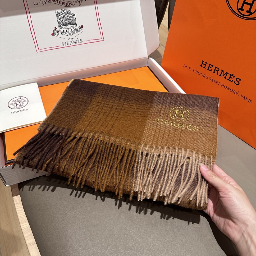 上新！Hermes · 爱马仕，大H难得一见的温柔配色，低调又不失优雅❗️】一条围巾两种风格搭配，高级舒