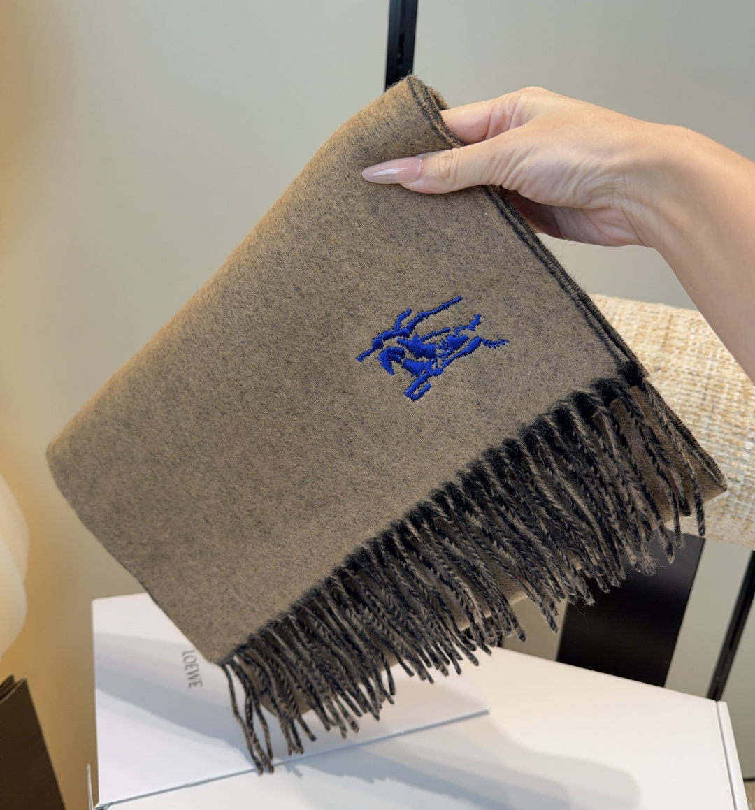 Burberry · 巴宝莉围巾❗️好看的要疯掉了，太有型太有魅力了❗️❗️非常斯文时尚的秋冬单品！真的