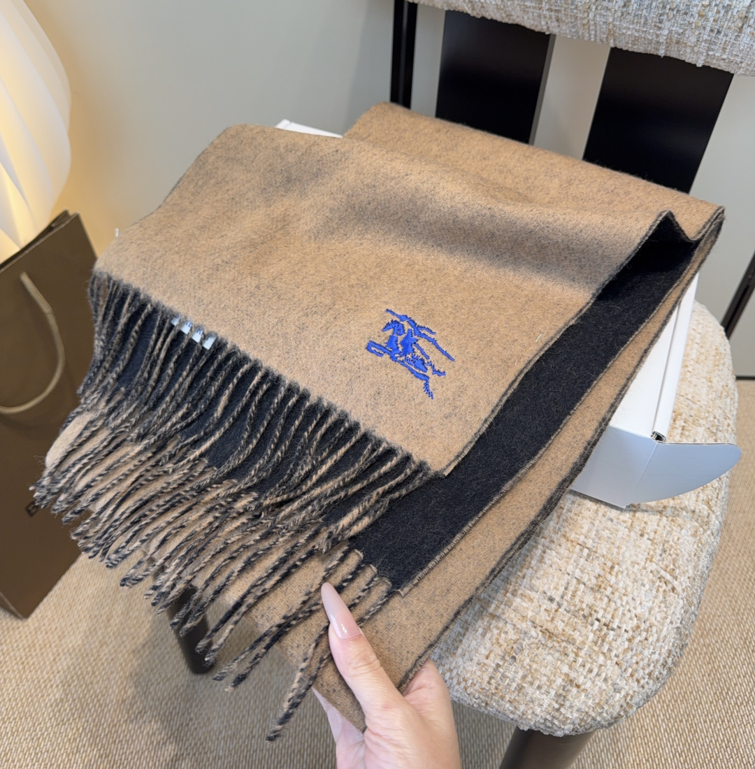 Burberry · 巴宝莉围巾❗️好看的要疯掉了，太有型太有魅力了❗️❗️非常斯文时尚的秋冬单品！真的