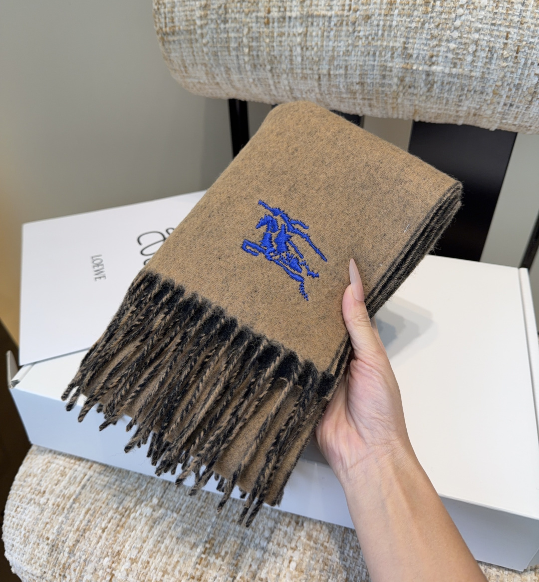 Burberry · 巴宝莉围巾❗️好看的要疯掉了，太有型太有魅力了❗️❗️非常斯文时尚的秋冬单品！真的