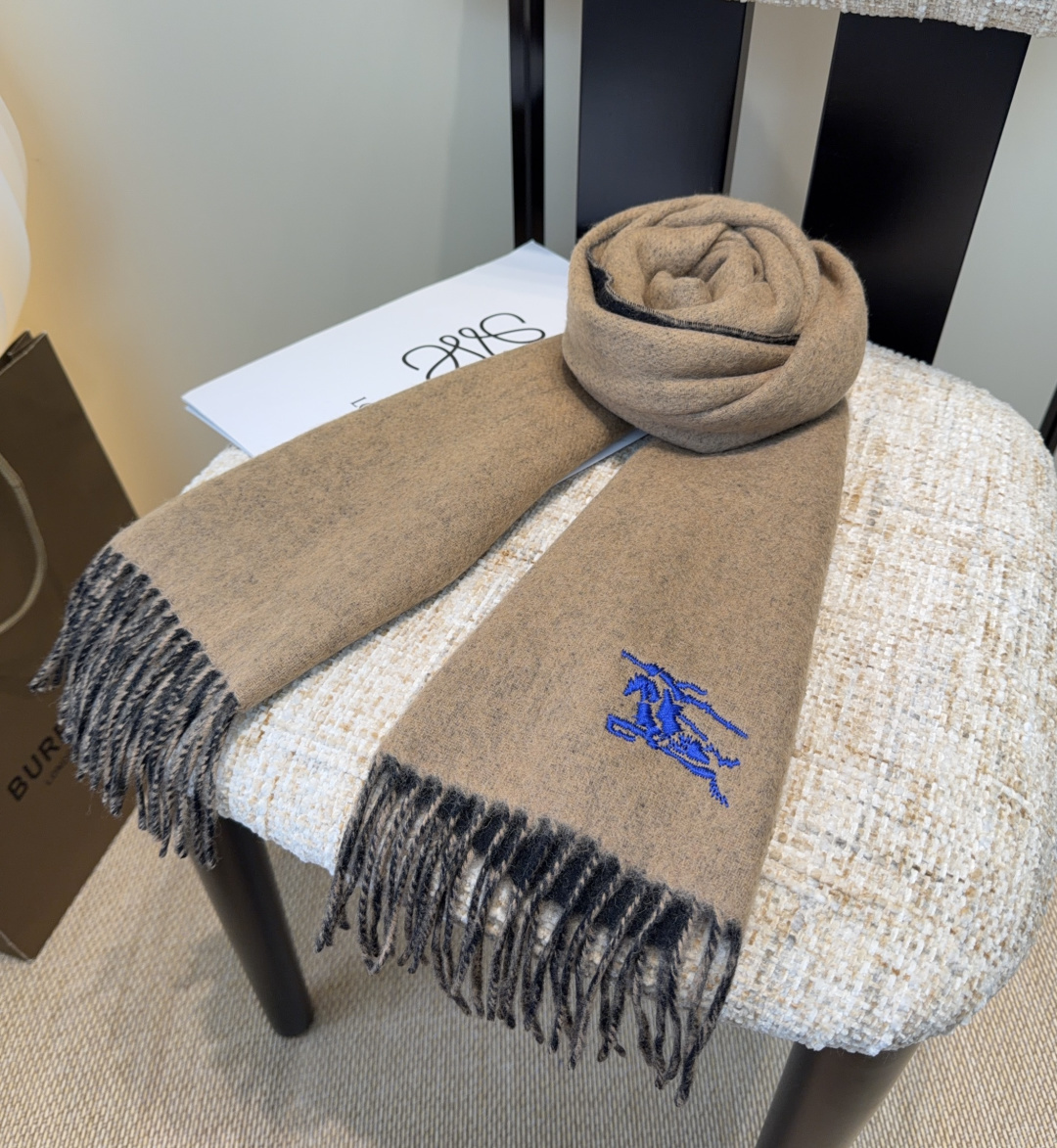 Burberry · 巴宝莉围巾❗️好看的要疯掉了，太有型太有魅力了❗️❗️非常斯文时尚的秋冬单品！真的