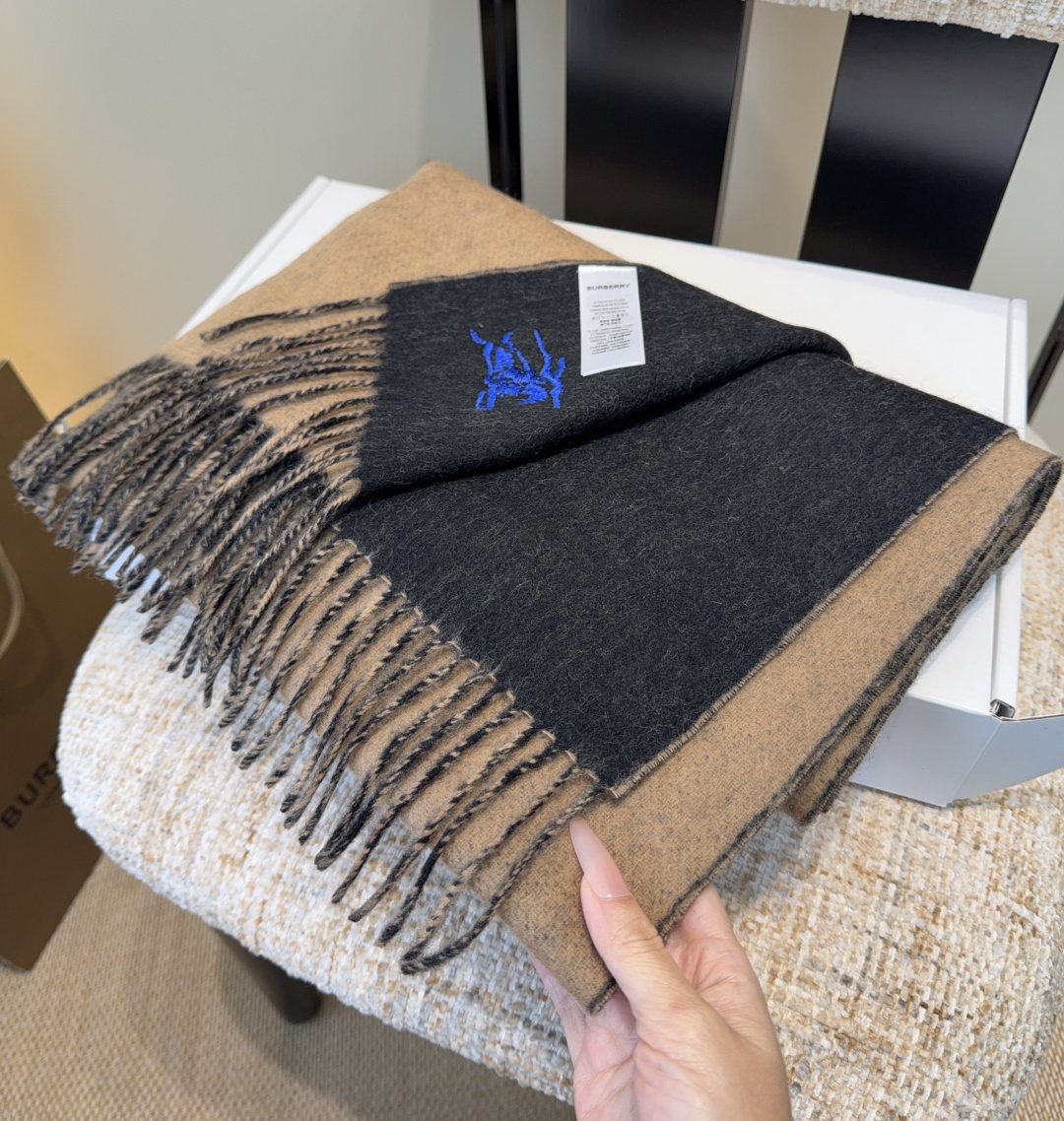 Burberry · 巴宝莉围巾❗️好看的要疯掉了，太有型太有魅力了❗️❗️非常斯文时尚的秋冬单品！真的