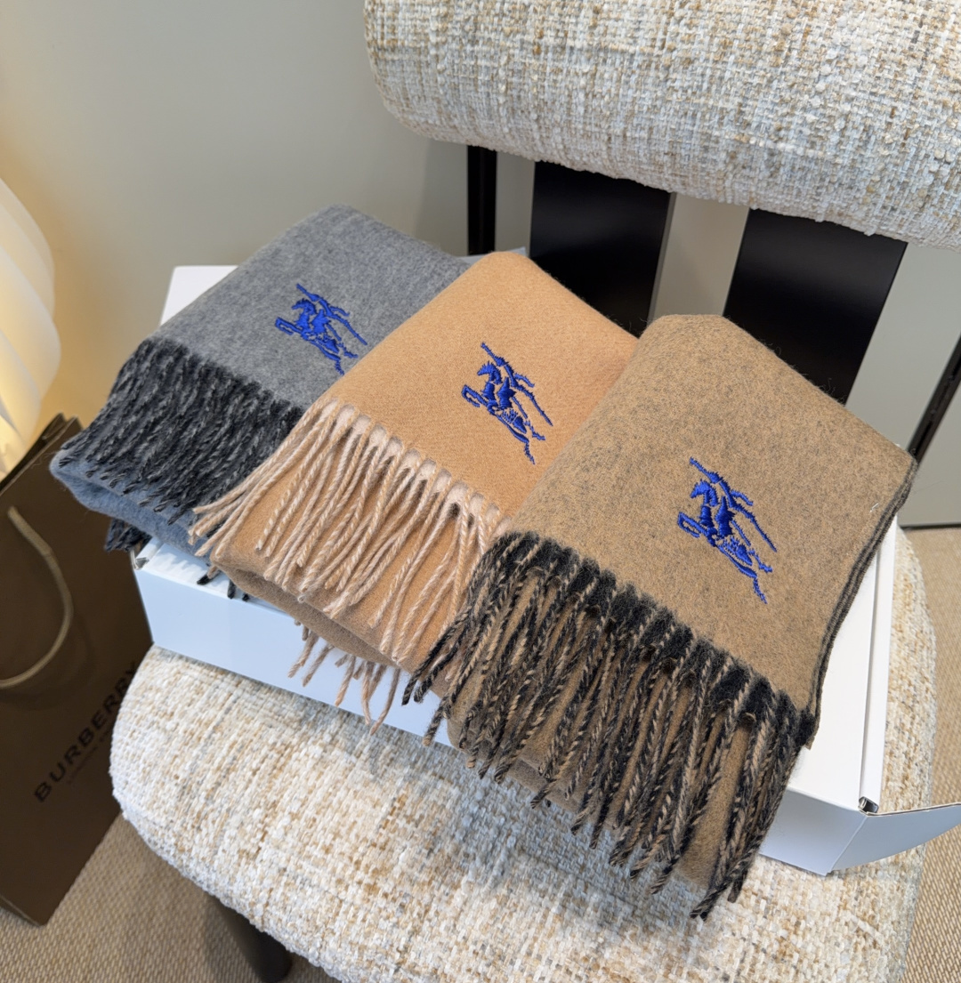 Burberry · 巴宝莉围巾❗️好看的要疯掉了，太有型太有魅力了❗️❗️非常斯文时尚的秋冬单品！真的