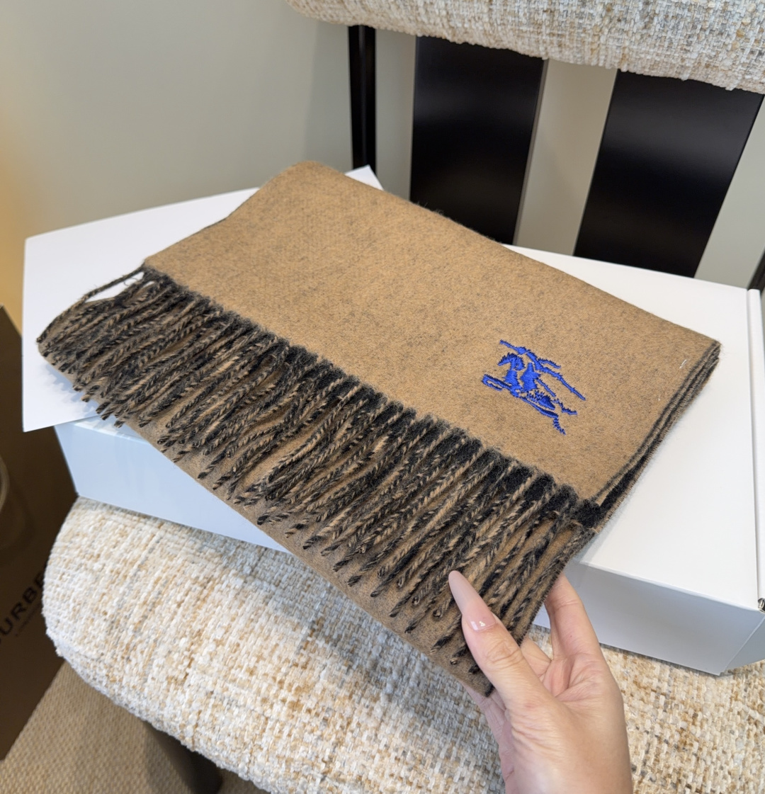 Burberry · 巴宝莉围巾❗️好看的要疯掉了，太有型太有魅力了❗️❗️非常斯文时尚的秋冬单品！真的