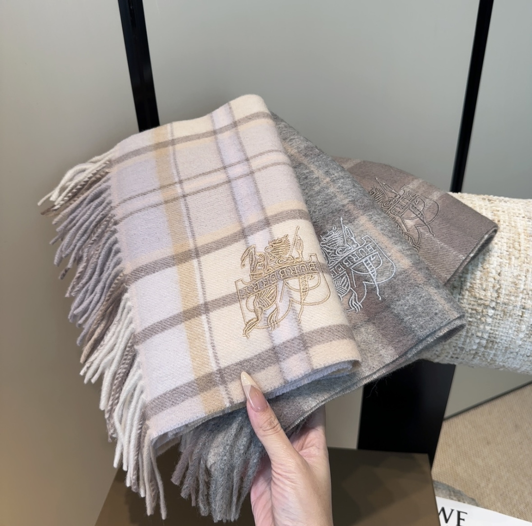 Burberry · 巴宝莉围巾❗️好看的要疯掉了，太有型太有魅力了❗️❗️非常斯文时尚的秋冬单品！真的
