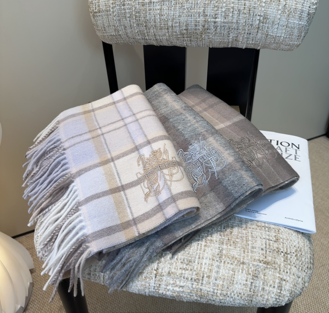 Burberry · 巴宝莉围巾❗️好看的要疯掉了，太有型太有魅力了❗️❗️非常斯文时尚的秋冬单品！真的