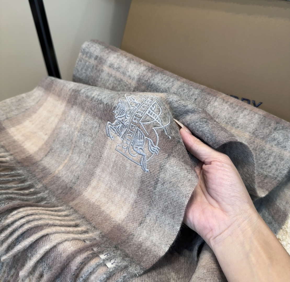 Burberry · 巴宝莉围巾❗️好看的要疯掉了，太有型太有魅力了❗️❗️非常斯文时尚的秋冬单品！真的