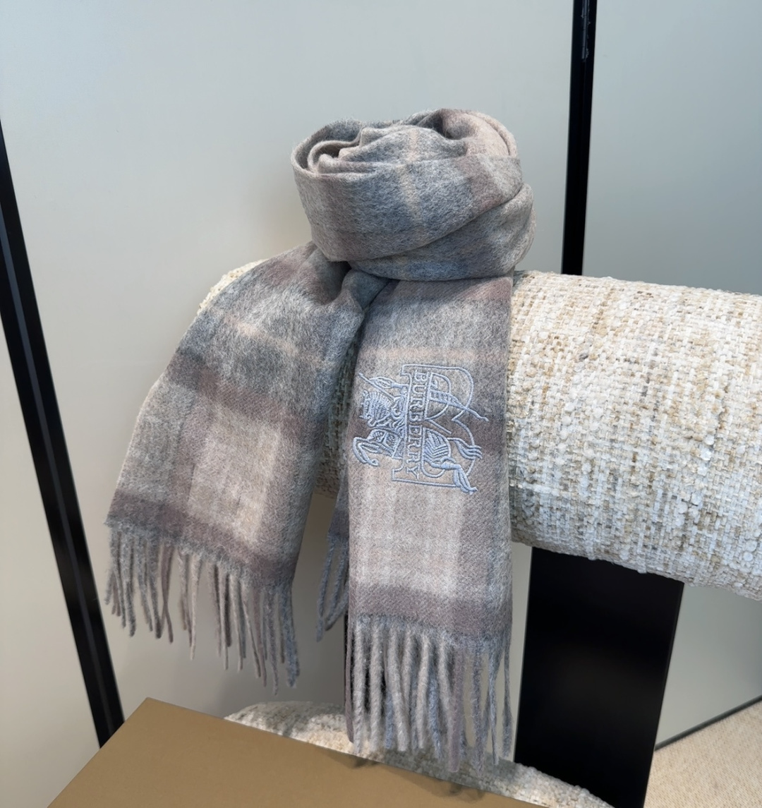 Burberry · 巴宝莉围巾❗️好看的要疯掉了，太有型太有魅力了❗️❗️非常斯文时尚的秋冬单品！真的