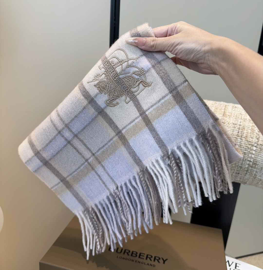 Burberry · 巴宝莉围巾❗️好看的要疯掉了，太有型太有魅力了❗️❗️非常斯文时尚的秋冬单品！真的