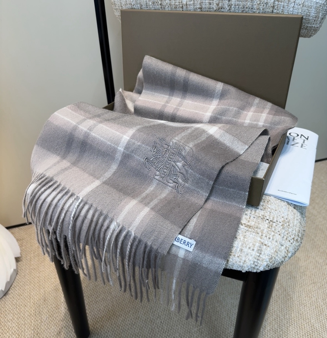 Burberry · 巴宝莉围巾❗️好看的要疯掉了，太有型太有魅力了❗️❗️非常斯文时尚的秋冬单品！真的