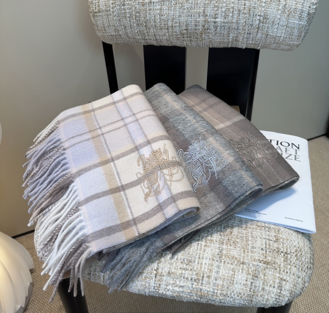 Burberry · 巴宝莉围巾❗️好看的要疯掉了，太有型太有魅力了❗️❗️非常斯文时尚的秋冬单品！真的