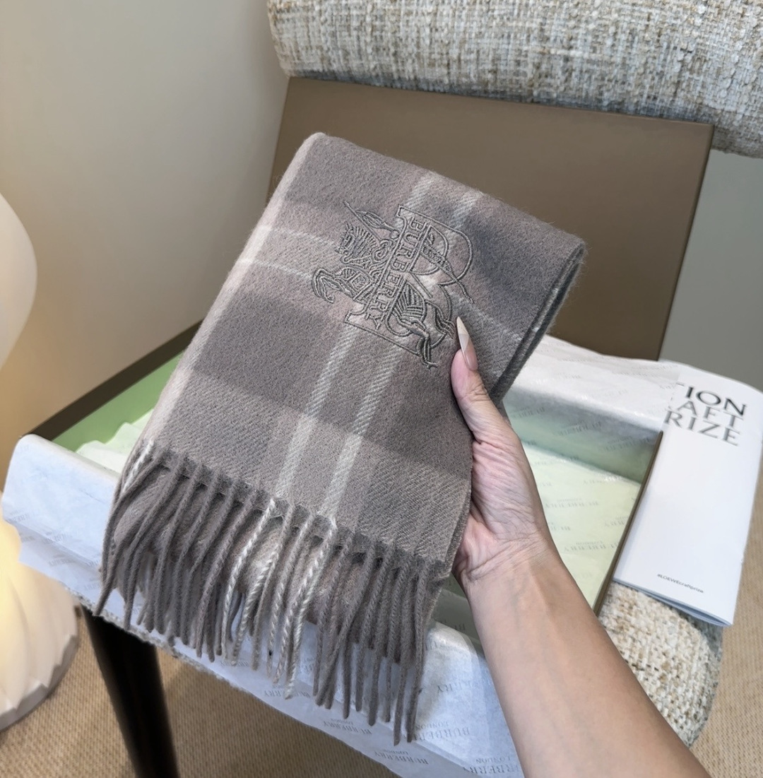 Burberry · 巴宝莉围巾❗️好看的要疯掉了，太有型太有魅力了❗️❗️非常斯文时尚的秋冬单品！真的