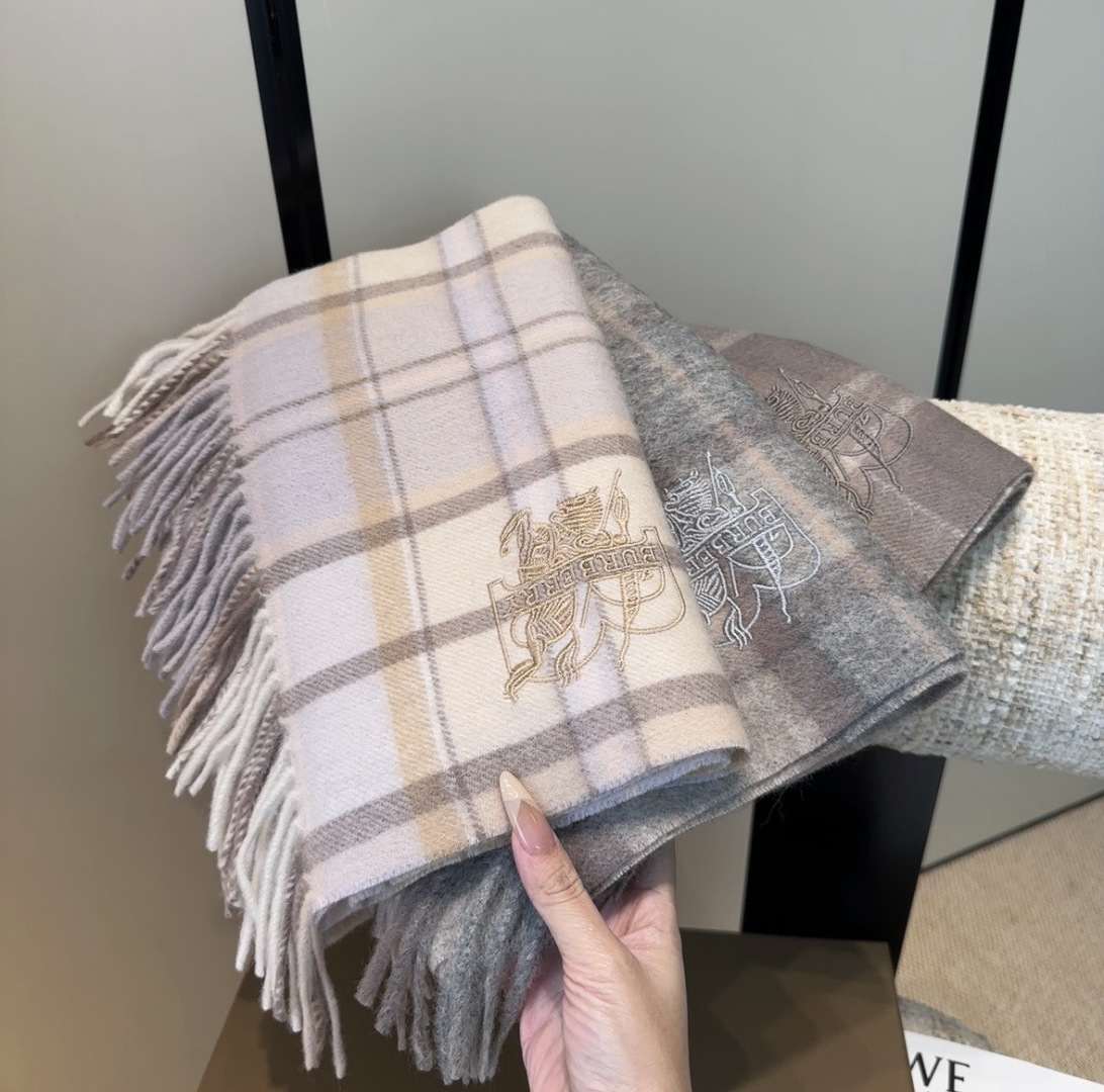 Burberry · 巴宝莉围巾❗️好看的要疯掉了，太有型太有魅力了❗️❗️非常斯文时尚的秋冬单品！真的