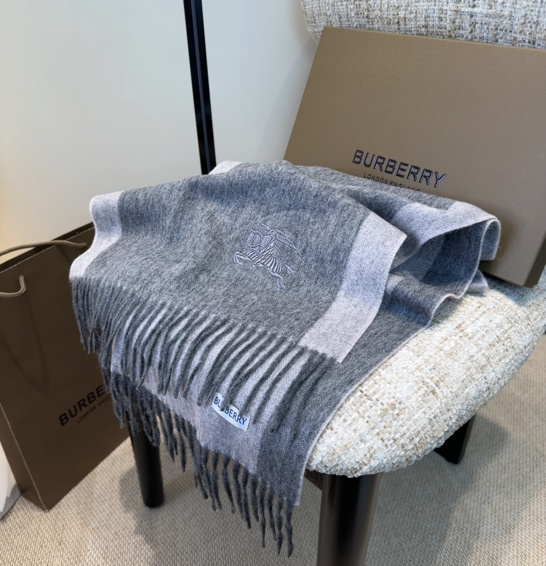 Burberry · 巴宝莉围巾❗️好看的要疯掉了，太有型太有魅力了❗️❗️非常斯文时尚的秋冬单品！真的