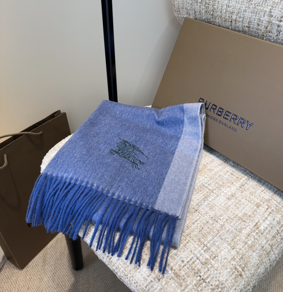 Burberry · 巴宝莉围巾❗️好看的要疯掉了，太有型太有魅力了❗️❗️非常斯文时尚的秋冬单品！真的