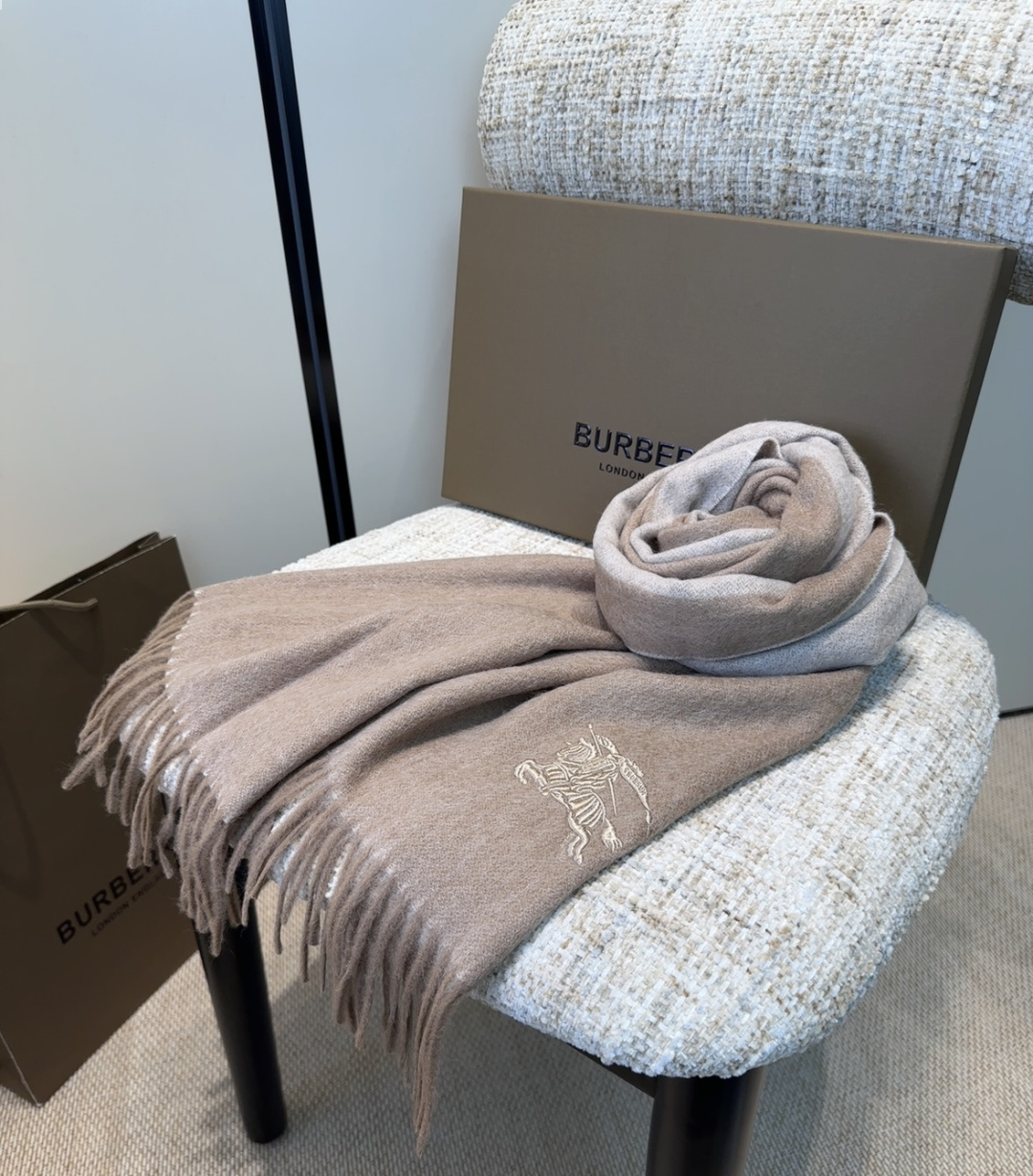 Burberry · 巴宝莉围巾❗️好看的要疯掉了，太有型太有魅力了❗️❗️非常斯文时尚的秋冬单品！真的