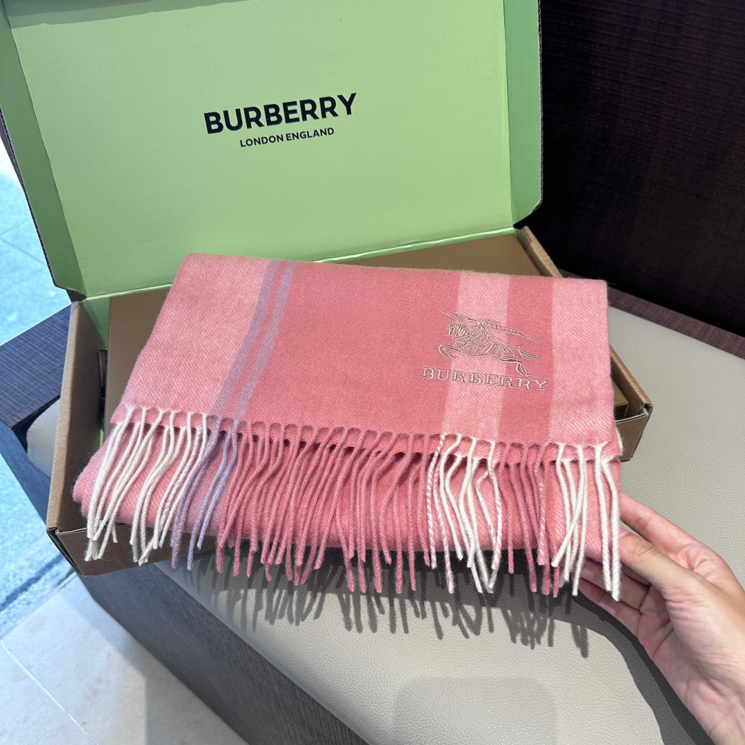 Burberry · 巴宝莉围巾❗️好看的要疯掉了，太有型太有魅力了❗️❗️非常斯文时尚的秋冬单品！真的