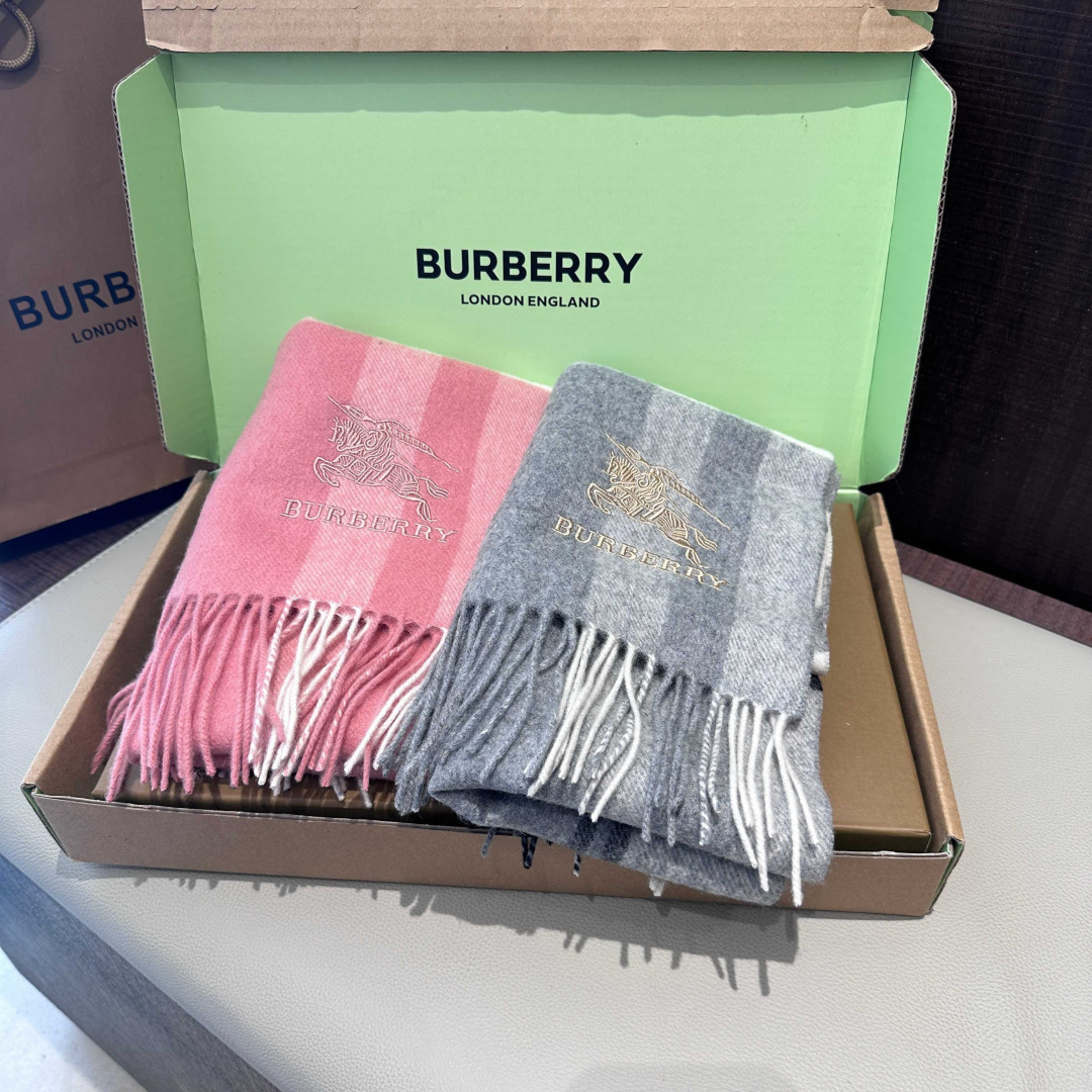 Burberry · 巴宝莉围巾❗️好看的要疯掉了，太有型太有魅力了❗️❗️非常斯文时尚的秋冬单品！真的