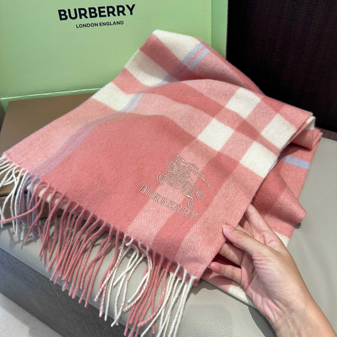 Burberry · 巴宝莉围巾❗️好看的要疯掉了，太有型太有魅力了❗️❗️非常斯文时尚的秋冬单品！真的