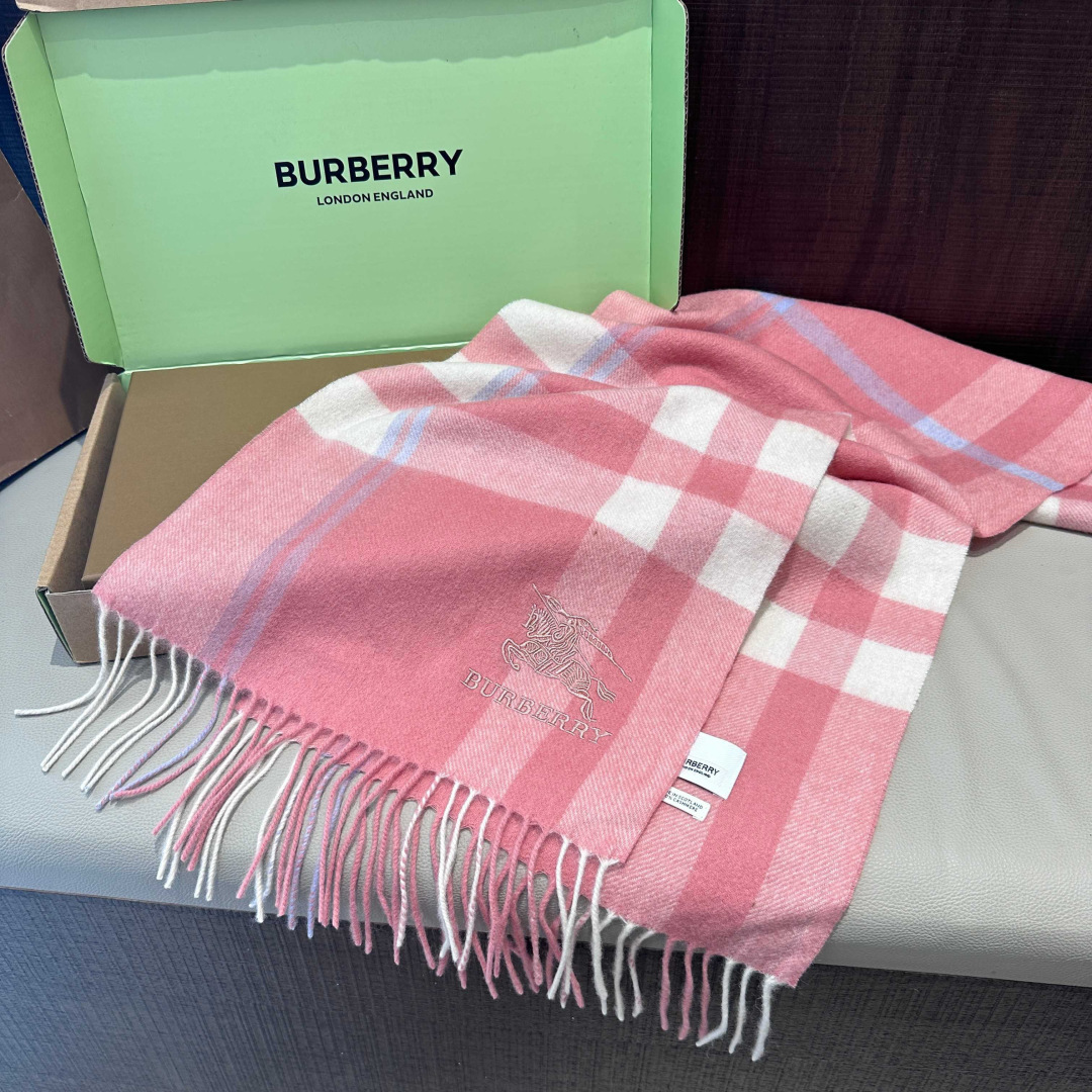 Burberry · 巴宝莉围巾❗️好看的要疯掉了，太有型太有魅力了❗️❗️非常斯文时尚的秋冬单品！真的